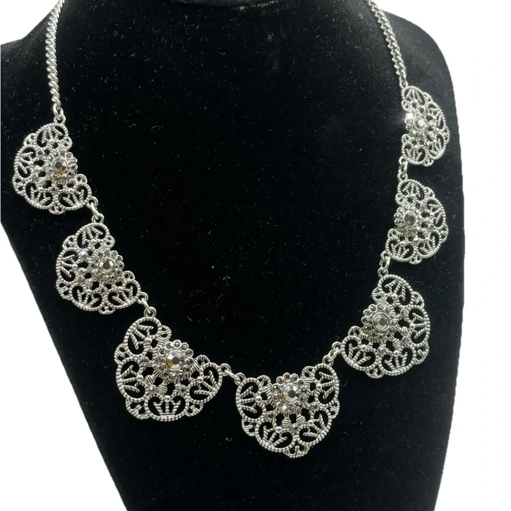 Stunning vintage silver tone filigree ornate chic bib necklace gray rhinestones